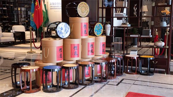 堂家居匠造红木精品焕发品牌力量AG真人网中式原木整装品牌明(图2)